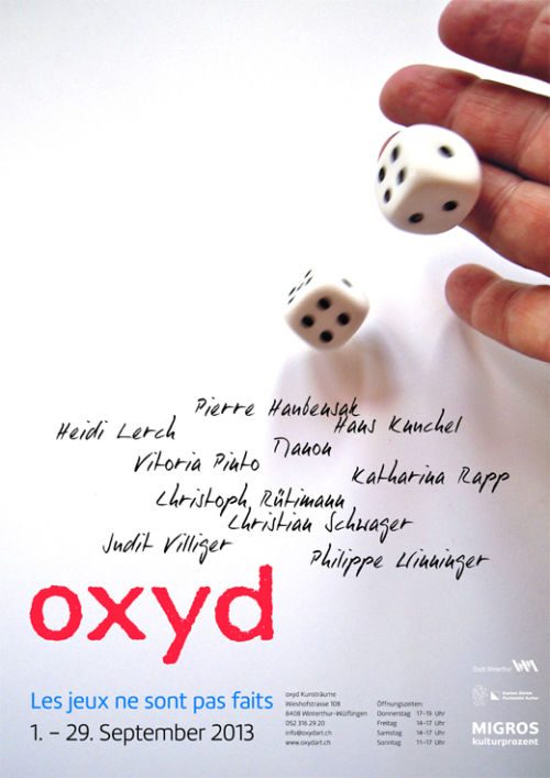 Plakat der oxyd Kunsträume zur Ausstellung «Les jeux ne sont pas faits», 1. – 29. September 2013, mit Würfeln und handgeschriebenen Künstlernamen