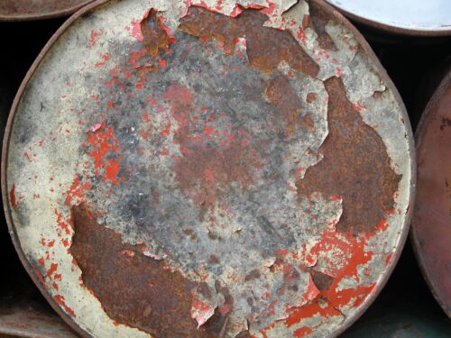 Fassdeckel mit abblätternder weisser und roter Farbe und grossen Rostflächen, formatfüllend, Fotografie aus der Serie «Alltägliche Fundstücke II»