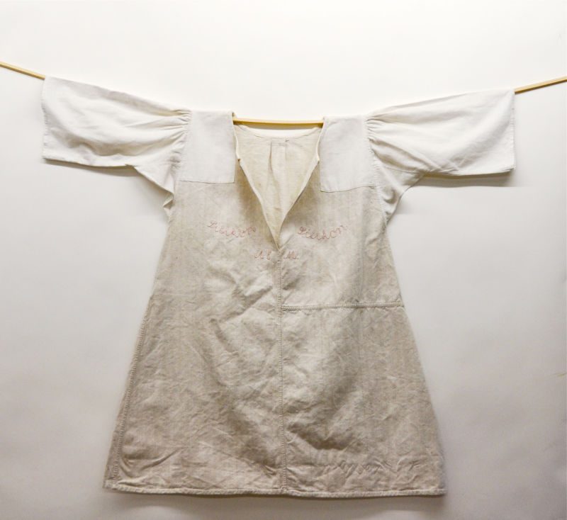 Silikon, 2011, Altes Frauennachthemd, Stickgarn, Objekt aus der Serie «Frauen I»