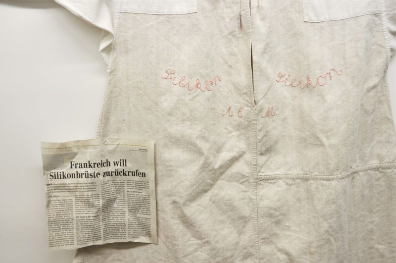 Silikon, 2011, Altes Frauennachthemd, Stickgarn, Objekt aus der Serie «Frauen I»