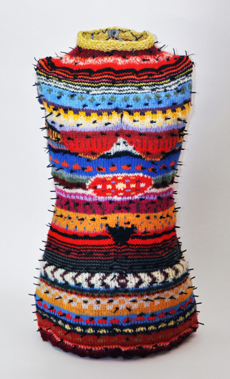 Stachelfrau, 2013, Schneiderpuppe, Draht, Wolle, Kabelbinder, Objekt aus der Serie «Frauen I»