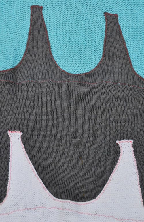 Die letzten Hemden, 2014, Selbstgestrickte Tops, zerschnitten und neu zusammengesetzt, ca. 180 x 200 cm, Objekt aus der Serie «Frauen I»
