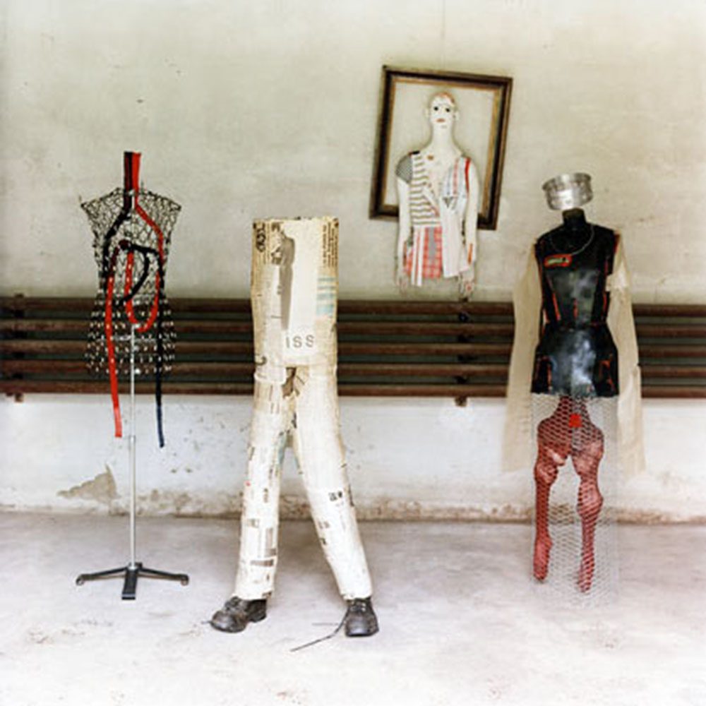 Frauen, 1. Versöhnung, 1995, 2. Kämpferin, 1994, 3. Verletzungen, 1993/94, 4. Perfekte Hausfrau, 1994, Objekt aus der Serie «Frauen II»