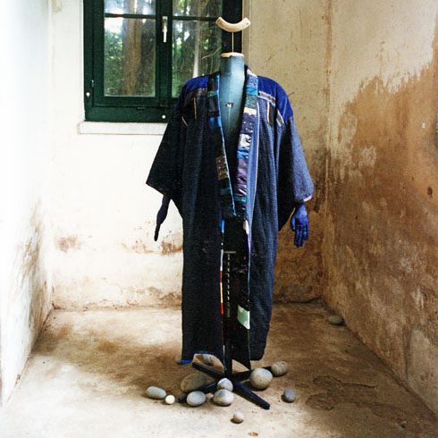 Nachtfrau mit Innenleben, 1996, Schneiderbüste, Jap. Kimono, Glanzstoffe, Objekt aus der Serie «Frauen II»