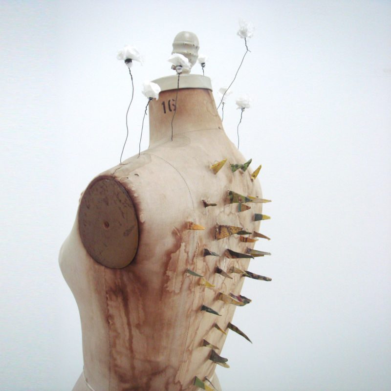 Frühling, 2008, Schneiderpuppe (vom Müll in Hawaii), Papier, Leim, Draht, Objekt aus der Serie «Frauen II»