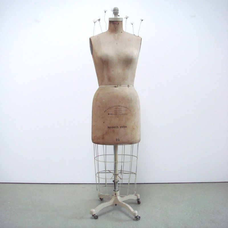 Frühling, 2008, Schneiderpuppe (vom Müll in Hawaii), Papier, Leim, Draht, Objekt aus der Serie «Frauen II»