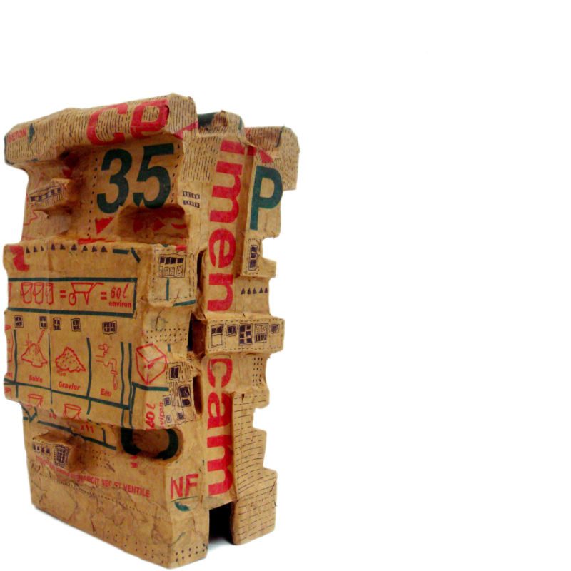 Afrikanisches Hochhaus, 2011, Afrikanische Betonsäcke, Karton, Leim, Tuschestift, 36 x 15 x 20 cm, Objekt aus der Serie «Häuser III»