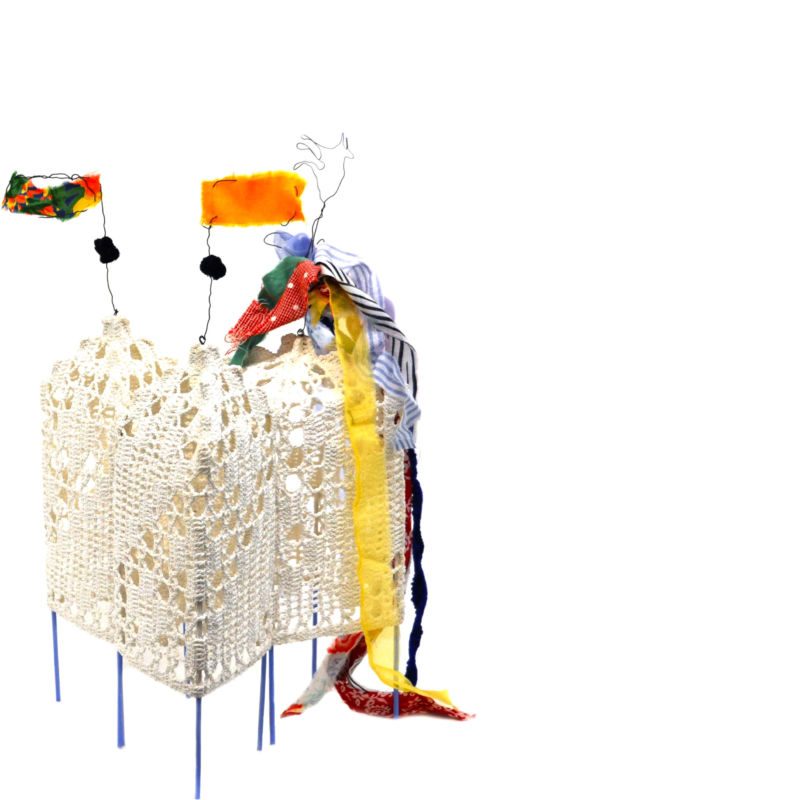 Luftschloss, 2012, Häkelvorhang, Draht, Stoff, Holzspiesse, versteift, 40 x 20 x 20 cm, Objekt aus der Serie «Häuser III»