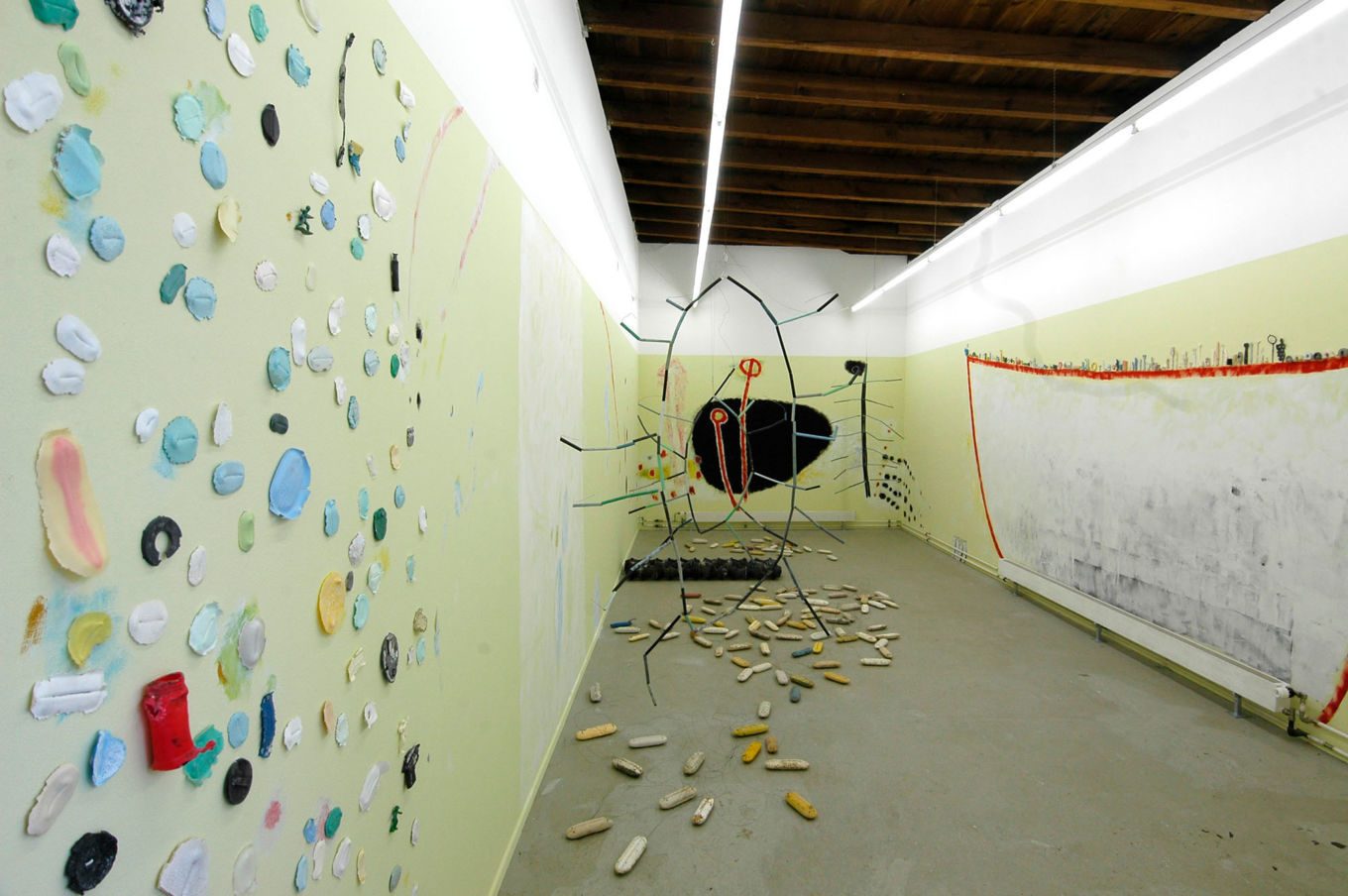 Waimanalo (Oxyd Winterthur), 2005, Wandmalerei, Plastikstrandgut aus Hawaii, Draht, Werk aus der Serie «Strandgut II»