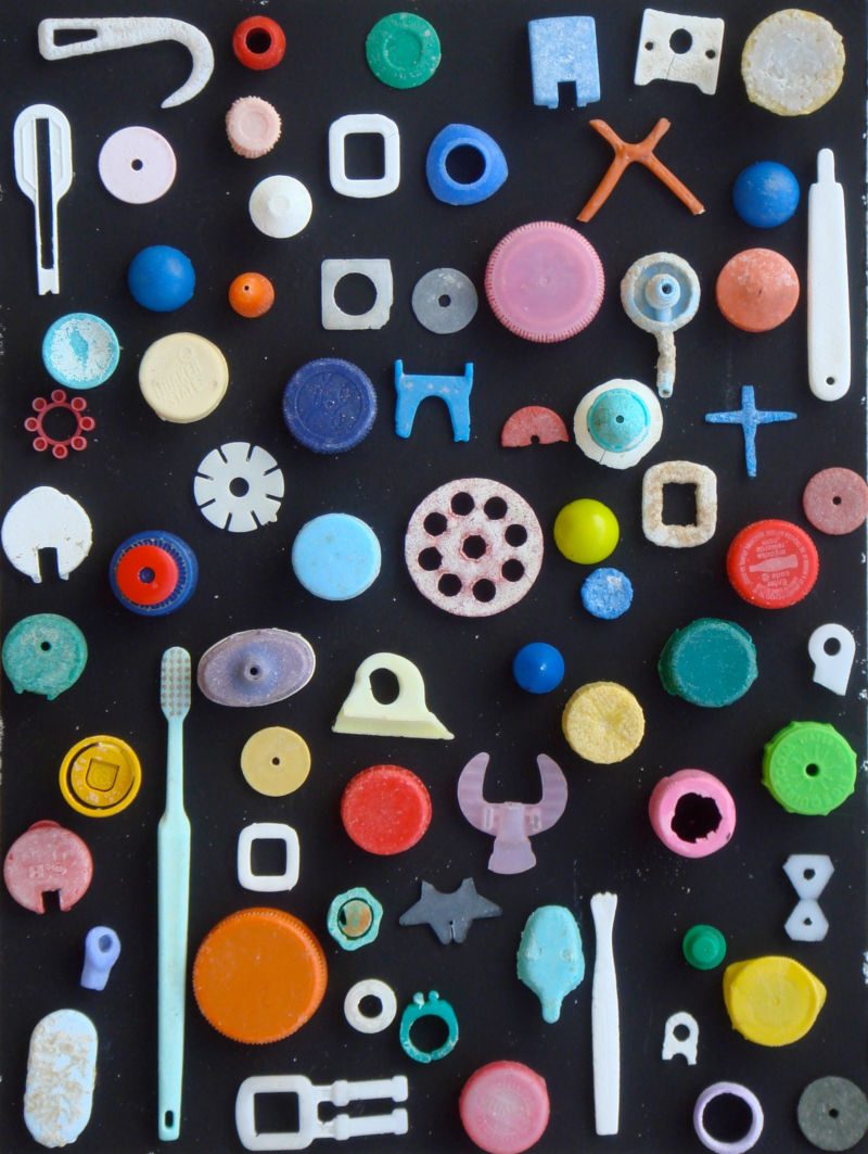 Plastikstrandgut, 2009, 40 x 30 cm, Werk aus der Serie «Strandgut II»