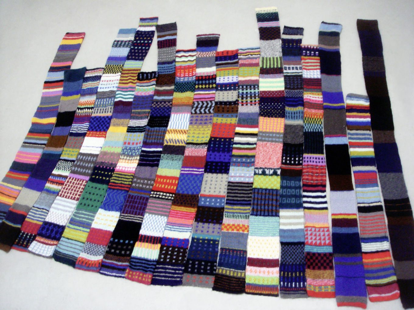 Meine kleinen Schals, Wolle, je ca. 2 m x 12 cm, Objekt aus der Serie «Textil»
