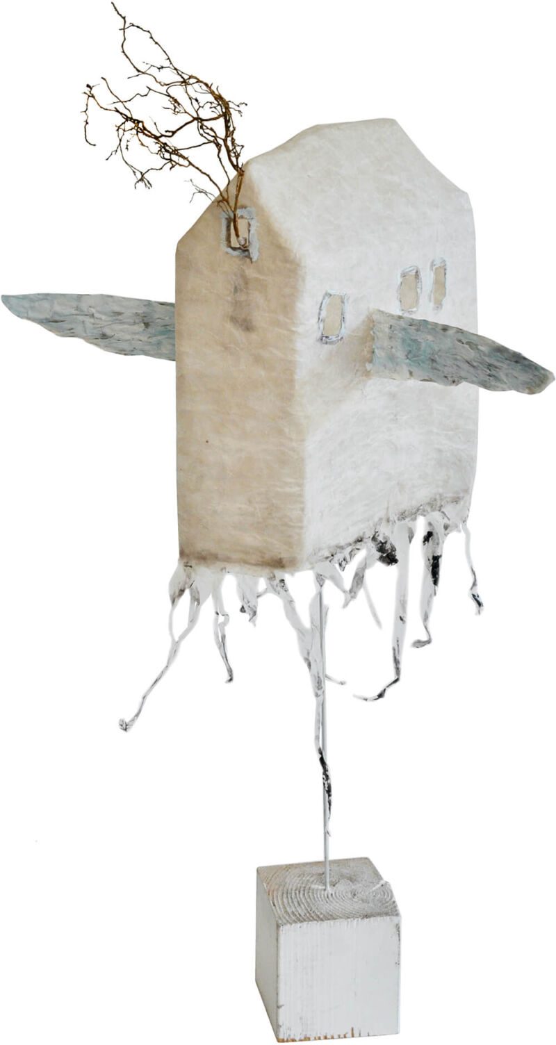 Abgehoben, 2018, Pergamentpapier, Leim, Draht, Farbe, Holz, ca. 72 x 42 x 40 cm, Objekt aus der Serie «Häuser IV»